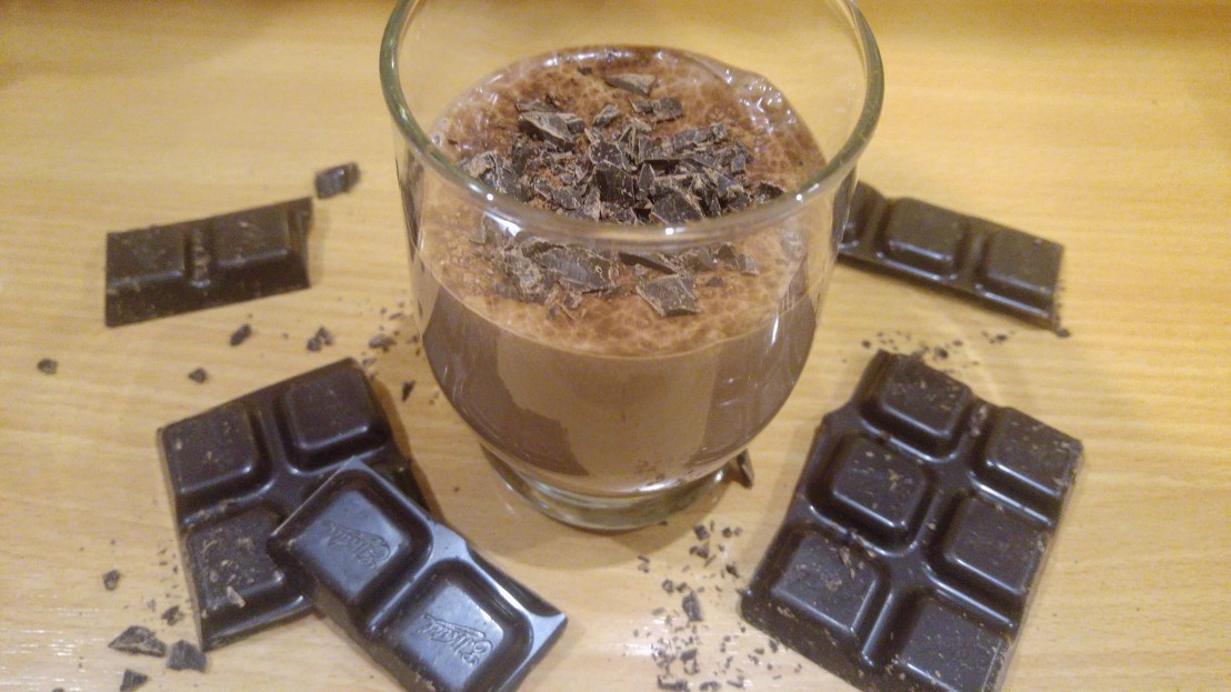 Healthy chocolate mousse - view from the side